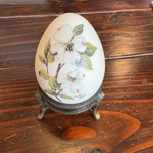 Vintage Glynda Turley Porcelain HANDPAINTED and SIGNED Egg W/Stand Dogwood 1999